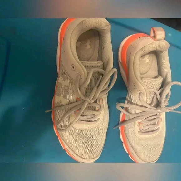 Under Armour Shoes - Like new under armour charger tennis shoes size 8.